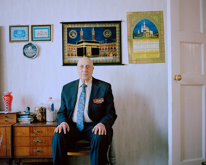 «Я родился в крестьянской семье в селе Алтар республики Мордовия. В 1943-м, еще 18 лет мне не было, семь человек из нашей деревни призвали в армию. И отправили нас в Чувашию. Там двое нас было, из татар, в школе младших командиров. Вскоре меня отправили в 3-е Ленинградское стрелково-снайперское училище.

В июне 44-го года выпустили нас, младших лейтенантов, и направили на 3-й Белорусский фронт. И там я принимал участие в освобождении Белоруссии и Литвы. Под городом Шакяй — это рядом, 30 километров от границы, — меня ранило,  и я чуть ли не шесть месяцев в госпиталях пробыл. Потом, после выздоровления, обратно направили. В 45-м Василевский издал приказ о создании военной комендатуры города-крепости Кенигсберг. И вот, я зачислен одним из офицеров военной комендатуры 8-го района». 