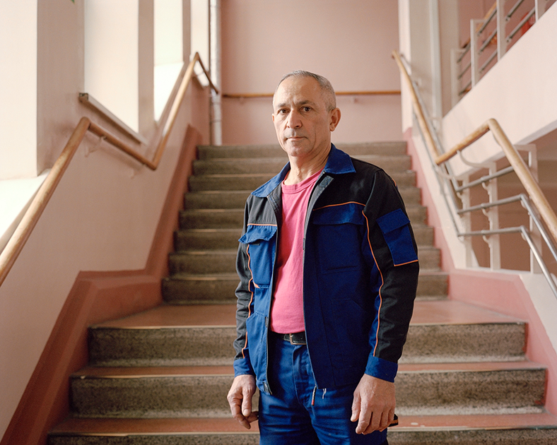 «Я родился в Азербайджане в 1962 году. Тогда было единое государство, не было, там, Калининград, Баку или Владивосток... Можно было ехать хоть куда угодно.

В Калининград с другом в гости приехали, ну и как-то приглянулось, мы остались. С 1996 года работаю в организации по строительству и ремонту. 

Тут со всех концов Союза собраны люди, и они такие... более терпимые. Более дружные, я бы сказал. Здесь больше европейского, чем в остальной России. Поэтому тут жить интересно, хорошо». 
