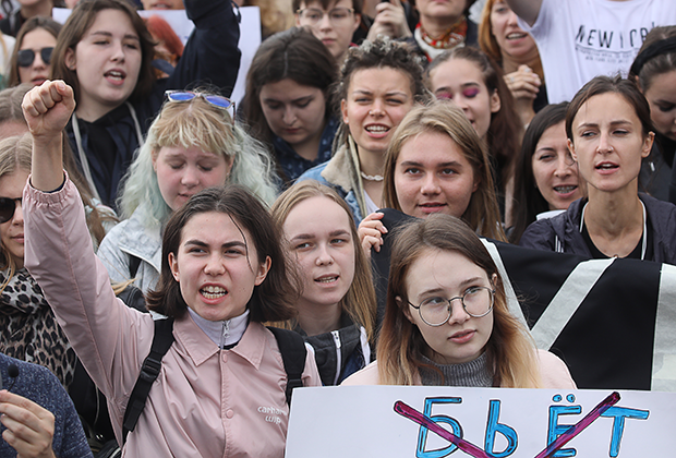 Санкт-Петербург. Участники митинга в поддержку сестер Хачатурян «За справедливость для женщин, вынужденных обороняться, и за закон о домашнем насилии» на площади Ленина. Сестры Хачатурян (Мария, Ангелина и Крестина) обвиняются в убийстве по предварительному сговору их отца Михаила Хачатуряна, который систематически над ними издевался. 