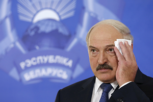 Ветер западный Лукашенко намекает на вмешательство России в выборы. Почему он молчит о работе американских фондов?