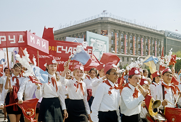 Пионеры на первомайской демонстрации, 1975 год