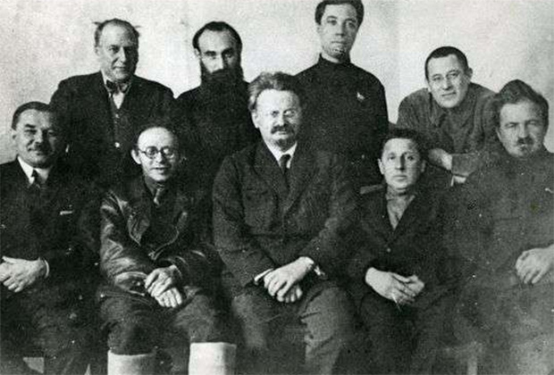 Лидеры оппозиции в 1927 году. Слева направо: сидят Леонид Серебряков, Карл Радек, Лев Троцкий, Михаил Богуславский и Евгений Преображенский; стоят Христиан Раковский, Яков Дробнис, Александр Белобородов и Лев Сосновский