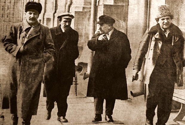 Слева направо: Иосиф Сталин, Алексей Рыков, Лев Каменев и Григорий Зиновьев в 1925 году
