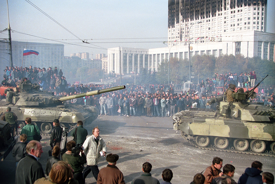  05.10.1993
Заголовок: Октябрьский мятеж, 1993 год
Описание: Москва. Танки у Белого дома 