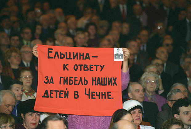 В зале заседаний во время собрания, проходившего в рамках предвыборной кампании лидера Коммунистической партии Российской Федерации Геннадия Андреевича Зюганова — кандидата от народно-патриотических сил на пост президента России. Предвыборная кампания на пост президента России в 1996 году