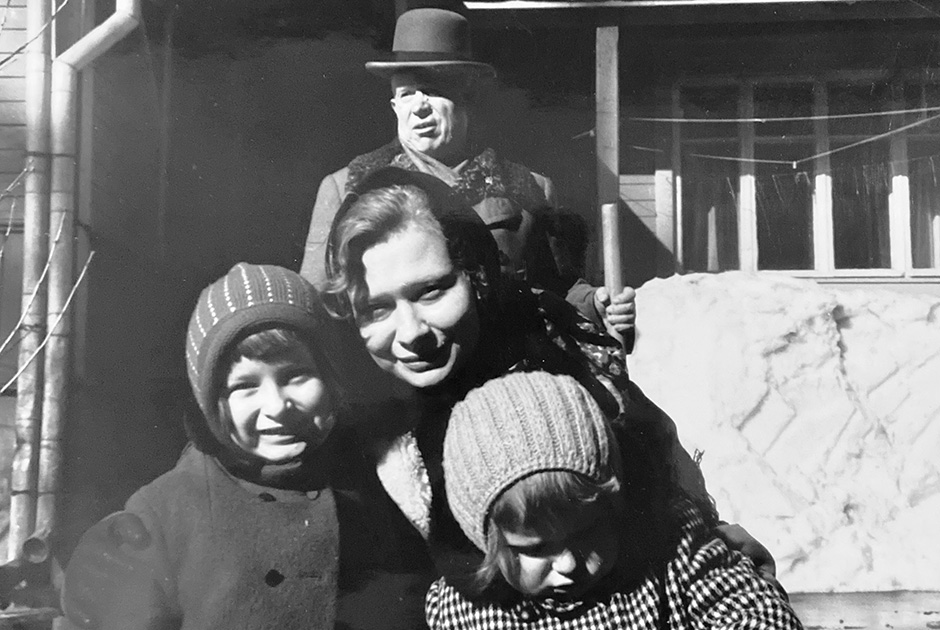 Никита Хрущев с внучкой Юлией, правнучками Ниной и Ксенией, 1968 год