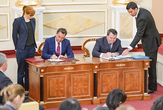 15 октября 2015. Президент ОАО «АвтоВАЗ» Бу Инге Андерсон (второй слева на дальнем плане) и председатель совета директоров «Группы компаний 