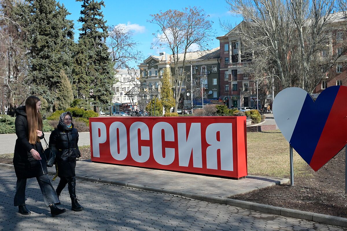 Девушки гуляют в одном из скверов Донецка