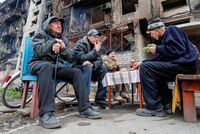 «Мы выжили» В Мариуполе хоронят погибших, разминируют улицы и открывают магазины. Как город возвращается к мирной жизни?