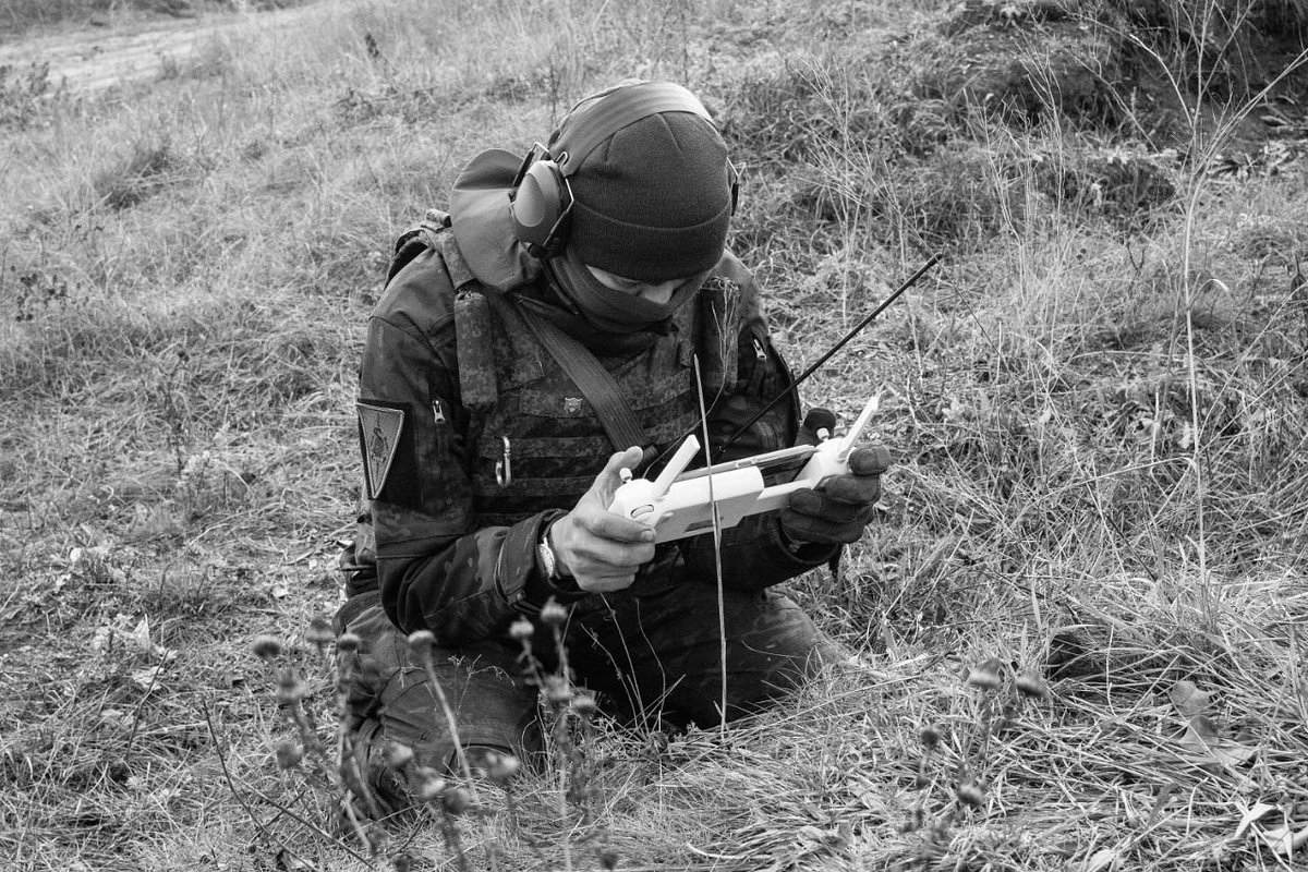 Боец группы «Сурикаты» управляет квадрокоптером на учениях