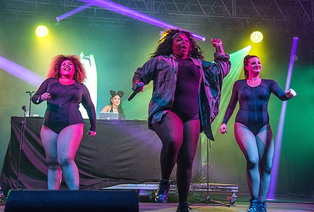 Выступление Lizzo (в центре) в Манчестере, 2016 год