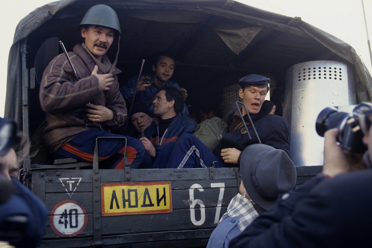 Машина с демонстрантами на пути к телецентру «Останкино», 3 октября 1993 года
