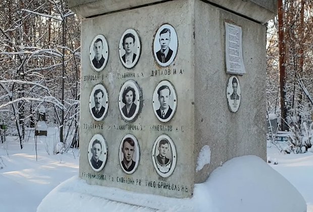Надгробие на могиле участников группы Дятлова. Михайловское кладбище Екатеринбурга