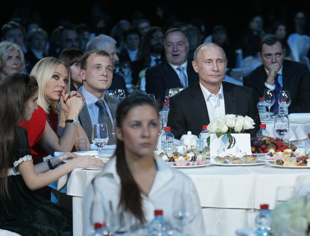 Премьер-министр РФ Владимир Путин на благотворительном концерте в Ледовом дворце Санкт-Петербурга, 10 декабря 2010 года