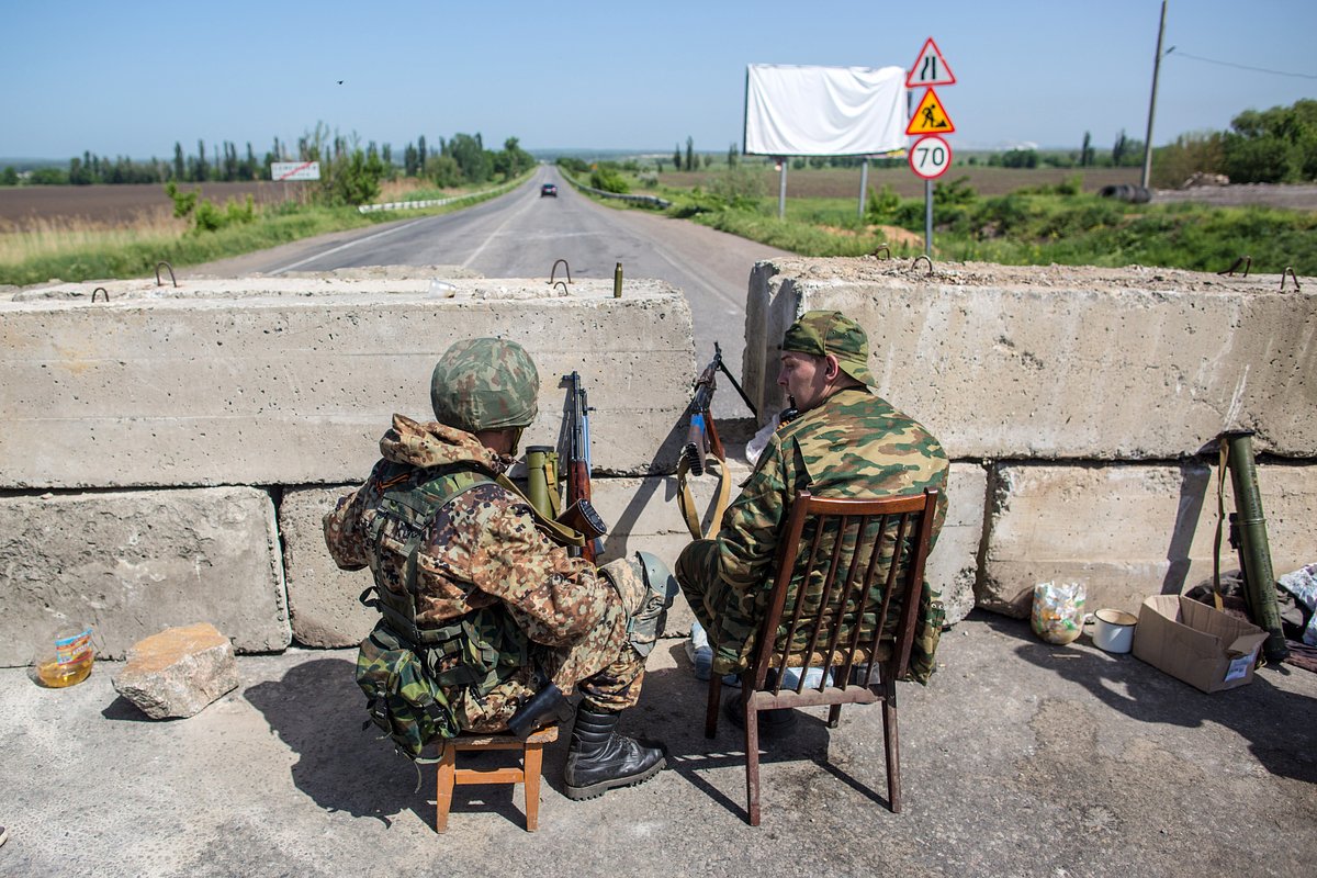Блокпост народного ополчения Донбасса на дороге в село Семеновка под Славянском, июнь 2014 года