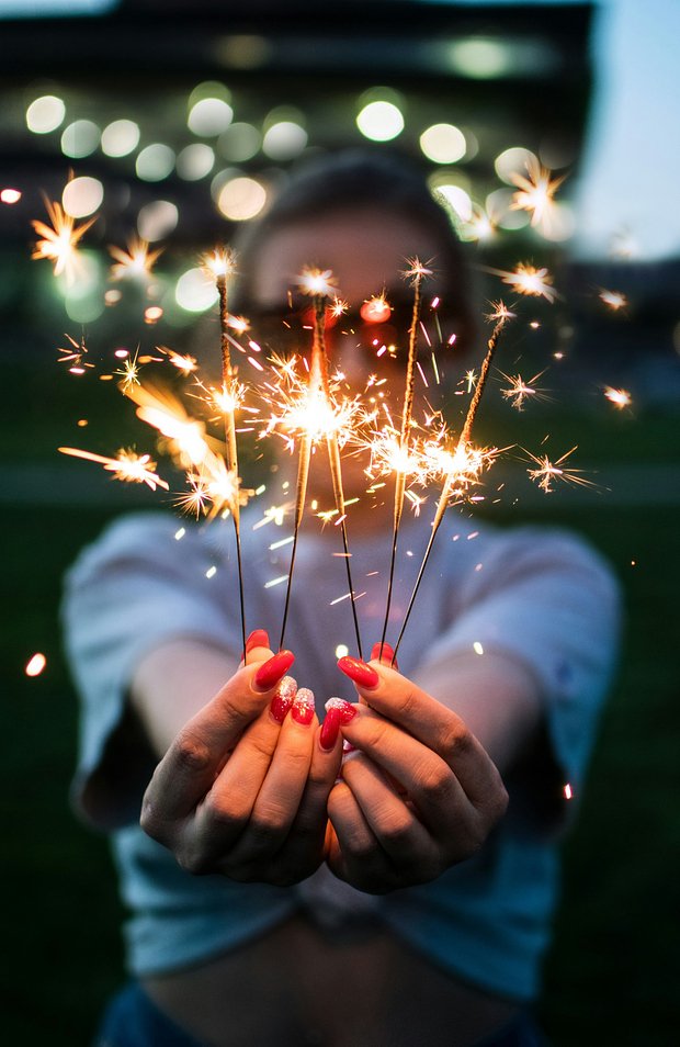 Бенгальские огни все превращают в праздник.