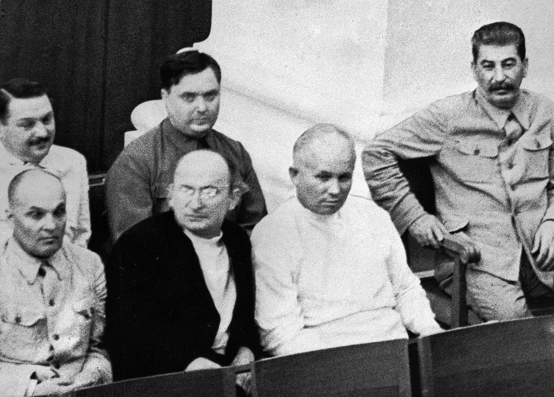 Иосиф Сталин, Никита Хрущев, Лаврентий Берия, Матвей Шкирятов (в первом ряду справа налево), Георгий Маленков и Андрей Жданов (во втором ряду справа налево) на совместном заседании Совета Союза и Совета национальностей I сессии ВС СССР первого созыва