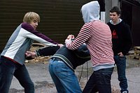 «Кинь его! Ломай его!» Банды подростков избивают россиян ради хайпа в соцсетях. Почему их становится все больше?