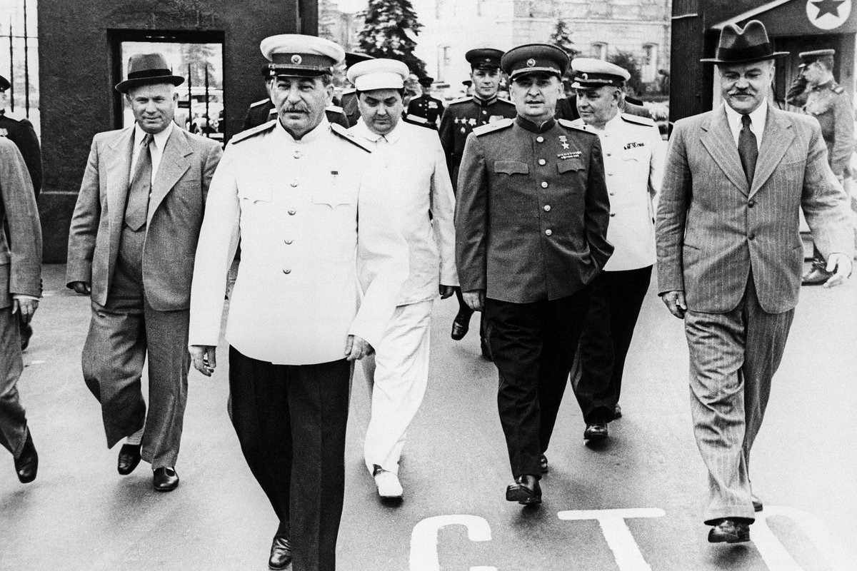 Никита Хрущев, Иосиф Сталин, Георгий Маленков, Лаврентий Берия и Вячеслав Молотов (слева направо) направляются на парад физкультурников на Красной площади, 12 августа 1945 года 