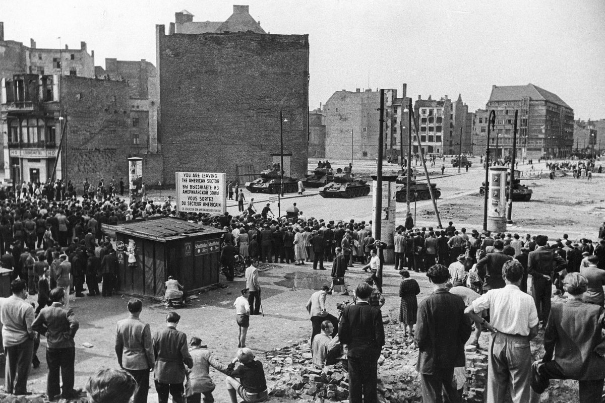 Жители Западного Берлина собрались посмотреть на советские танки на КПП, 1953 год 