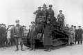 Народный комиссар по военным и морским делам УССР Николай Подвойский (справа на первом плане) на Украинском фронте. 1919 год