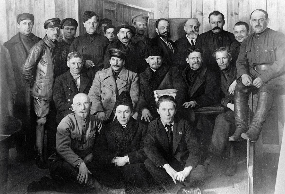 Иосиф Сталин, Владимир Ленин и Михаил Калинин (во втором ряду в центре слева направо) среди делегатов VIII съезда РКП (б)