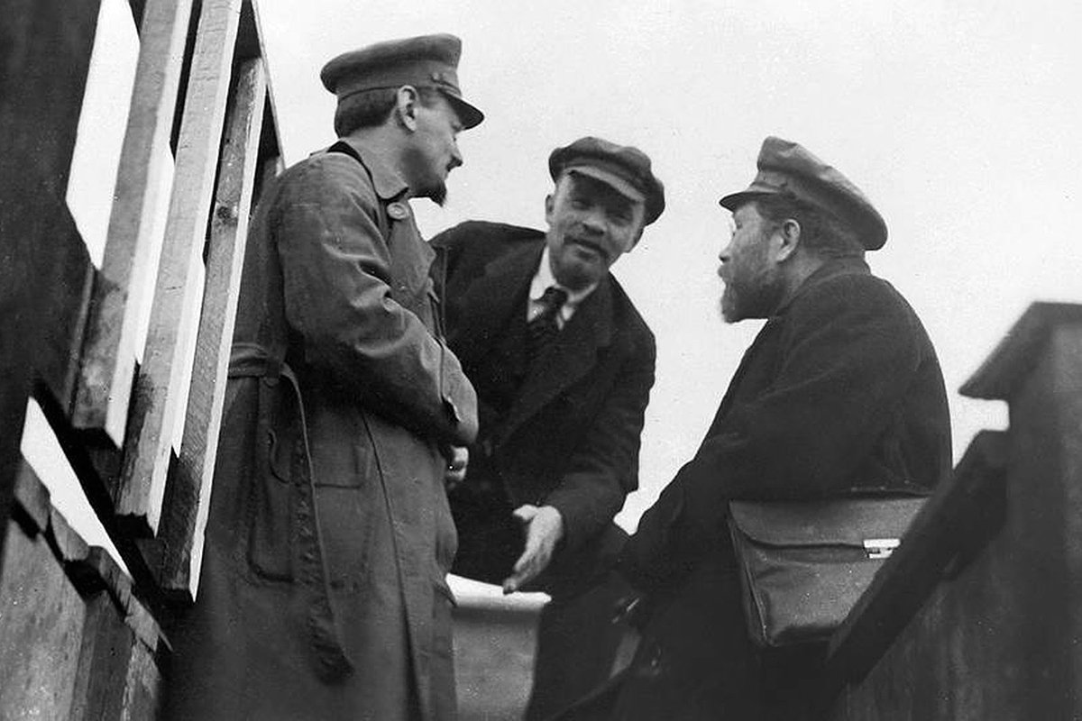 Троцкий, Ленин и Каменев на трибуне после выступления перед войсками, отправляющимися на фронт против белополяков. 5 мая 1920 года