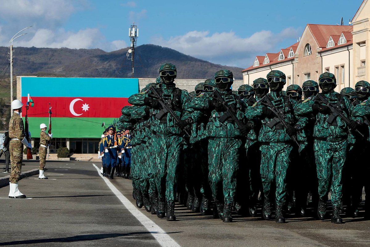 Военнослужащие Вооруженных сил Азербайджана участвуют в параде по случаю годовщины победы во второй карабахской войне, Ханкенди, Азербайджан, 8 ноября 2023 года
