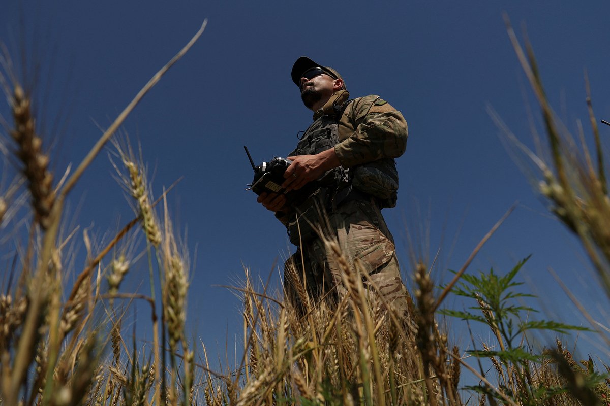 Украинские военнослужащие управляют разведывательным БПЛА вблизи линии фронта