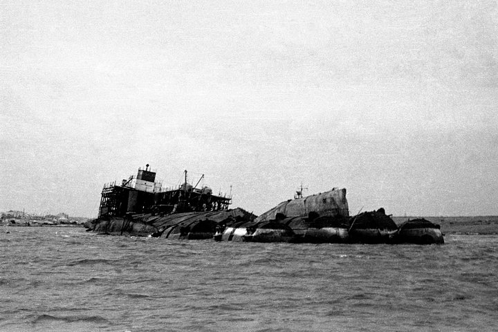 Корпус линкора «Новороссийск» после подъема со дна Черного моря