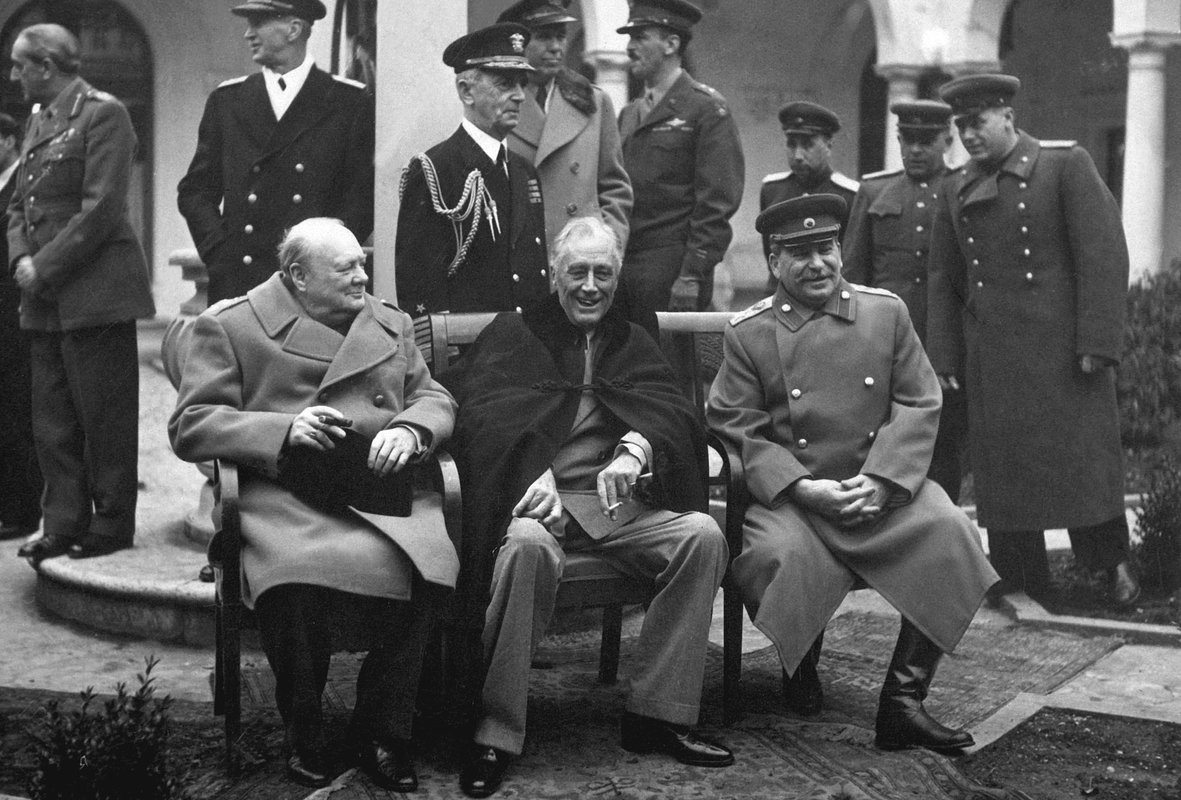 Черчилль, Рузвельт и Сталин у Ливадийского дворца в Ялте, февраль 1945 года