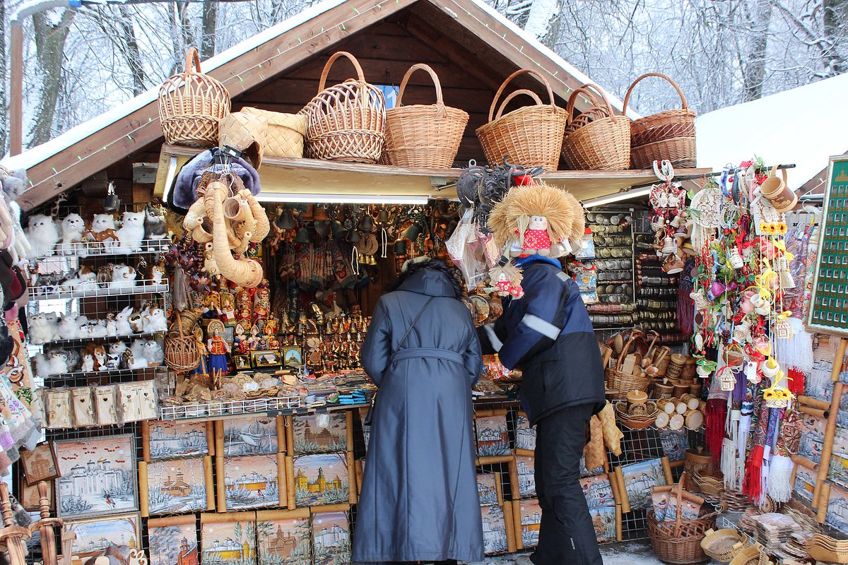 На ярмарке народных промыслов у Новгородского кремля