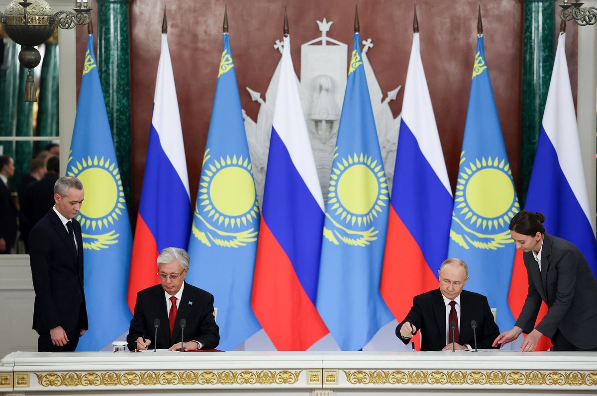 12 ноября 2025. Президент РФ Владимир Путин и президент Казахстана Касым-Жомарт Токаев (слева), находящийся в России с государственным визитом, на церемонии подписания документов по итогам российско-казахстанских переговоров.