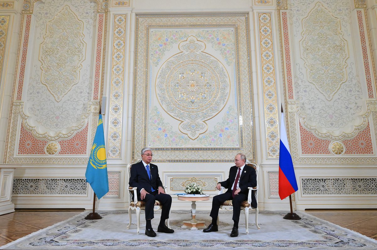 10 октября 2025. Президент РФ Владимир Путин и президент Казахстана Касым-Жомарт Токаев (слева) во время встречи в Душанбе.