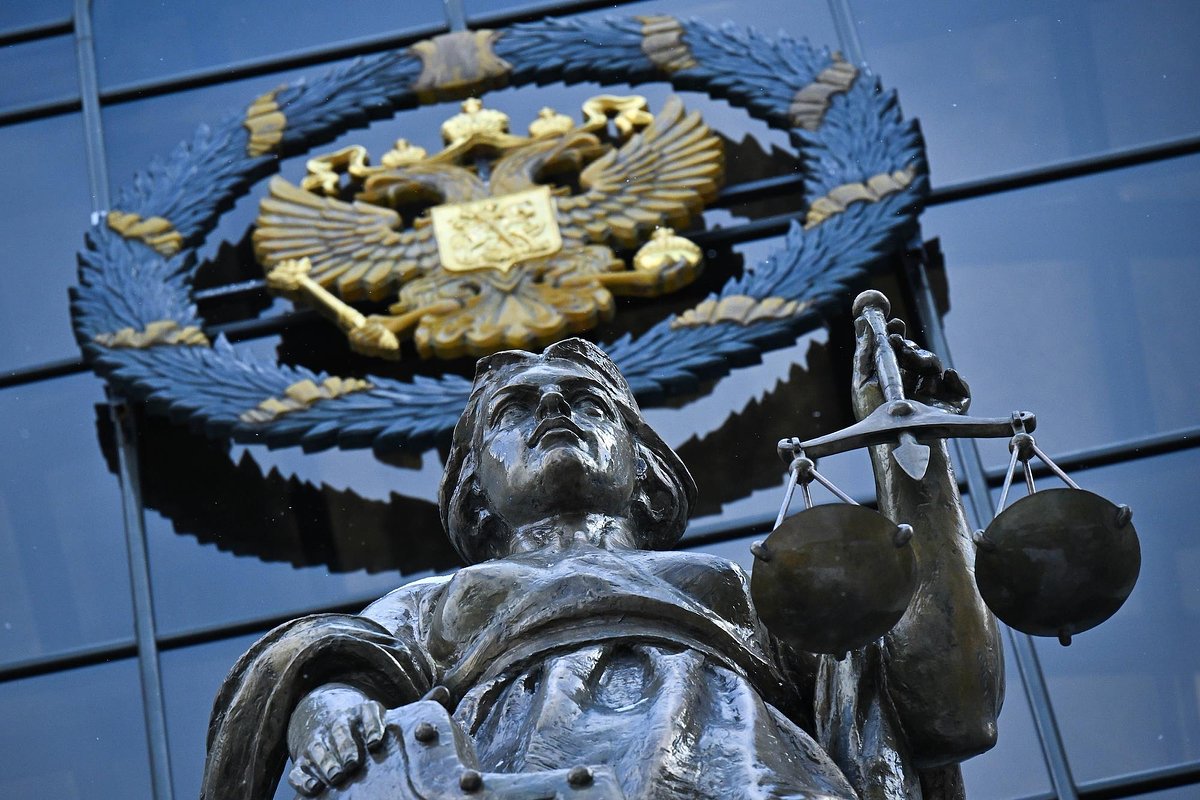 Герб России и статуя богини правосудия Фемиды у здания Верховного суда России, Москва, Россия