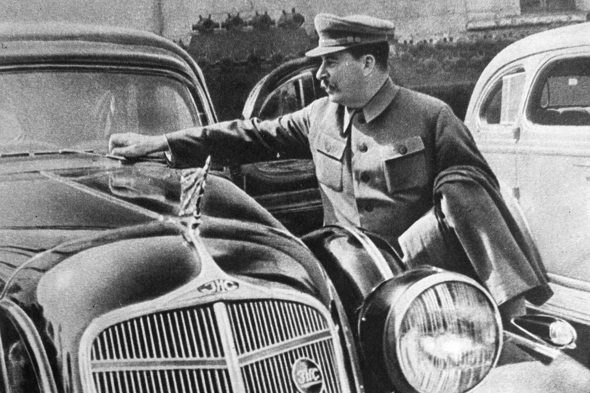 Сталин у автомобиля ЗИС-101