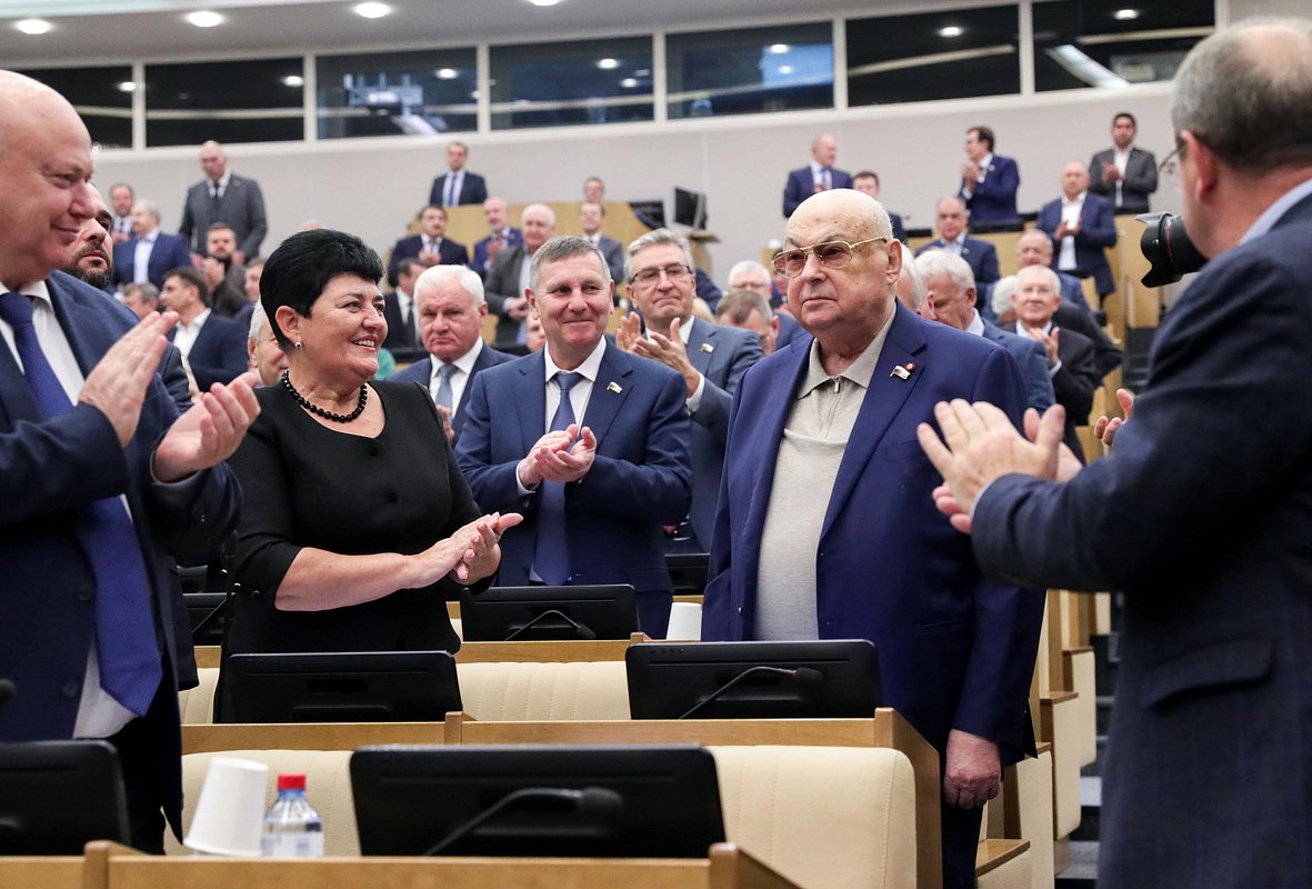 Член Комитета по строительству и жилищно-коммунальному хозяйству Владимир Ресин (справа) во время пленарного заседания Госдумы, 2024 год