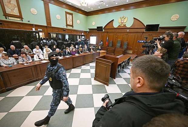Обстановка в зале суда перед оглашением приговора обвиняемым в совершении теракта в концертном зале «Крокус Сити Холл»