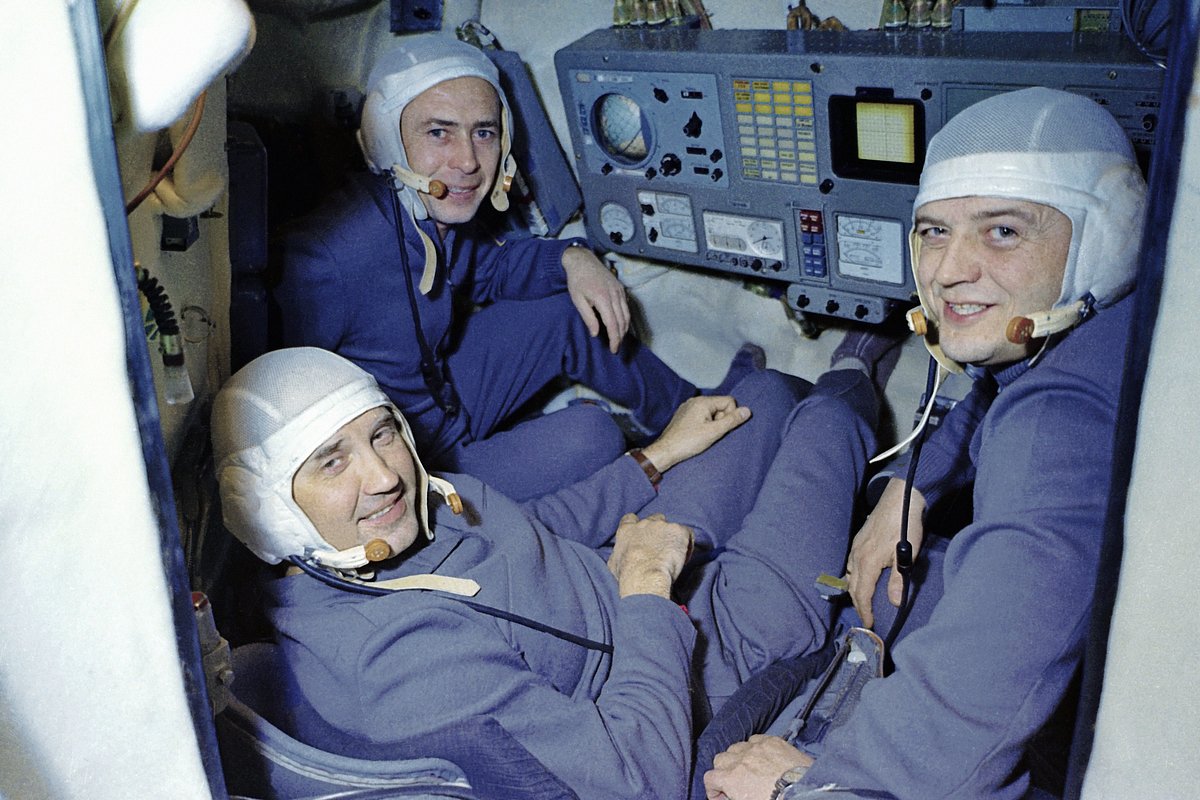 Экипаж космического корабля «Союз-11» в кабине корабля-тренажера (слева направо): инженер-исследователь Виктор Пацаев, командир корабля Георгий Добровольский, бортинженер Владислав Волков
