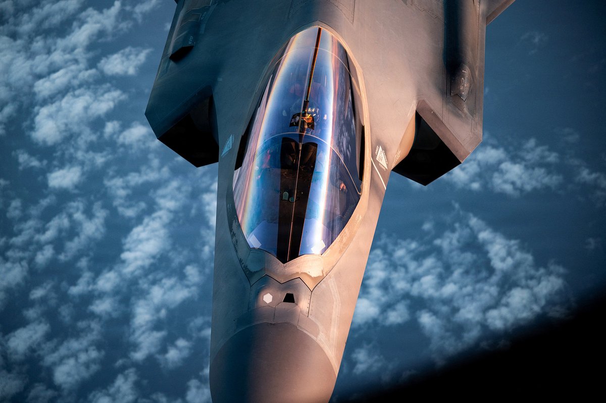 Самолет F-35A Lightning II ВВС США действует в рамках операции против Ирана, 5 апреля 2026 года