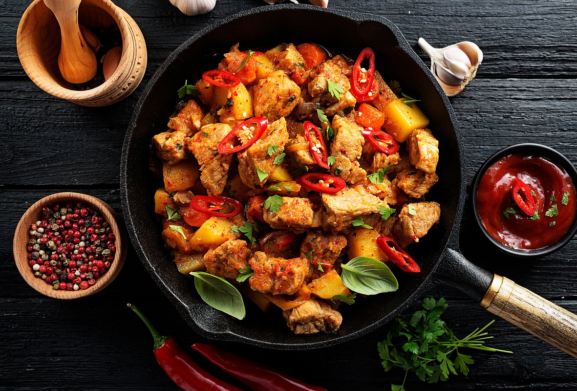 Жаркое можно приготовить практически из любого вида мяса