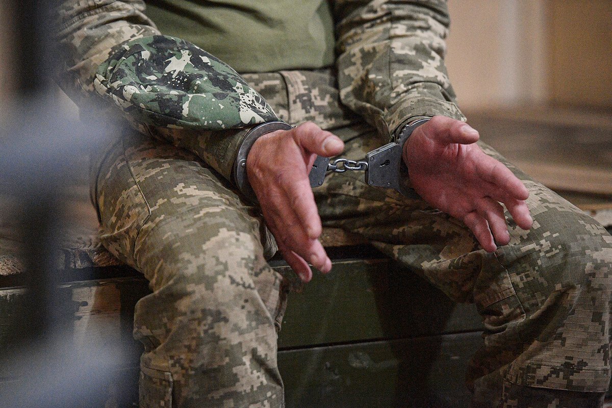 Наручники на украинском военнопленном в Запорожской области