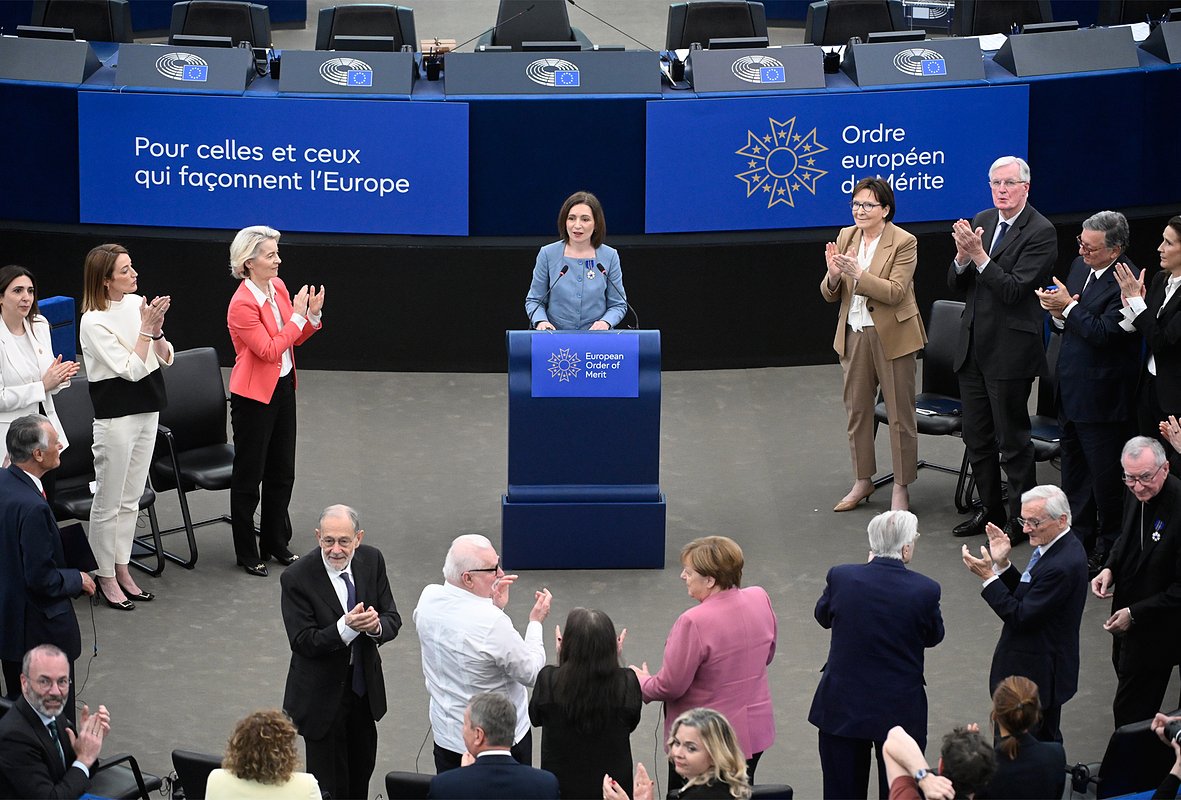 Президент Молдавии Майя Санду выступает в Европейском парламенте во время церемонии вручения Европейского ордена за заслуги, Страсбург, Франция, 19 мая 2026 года
