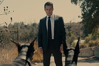 «Не звони чертовым копам» Вышел второй сезон «Шугара» с Колином Фарреллом. Почему этот сериал все еще неотразим?
