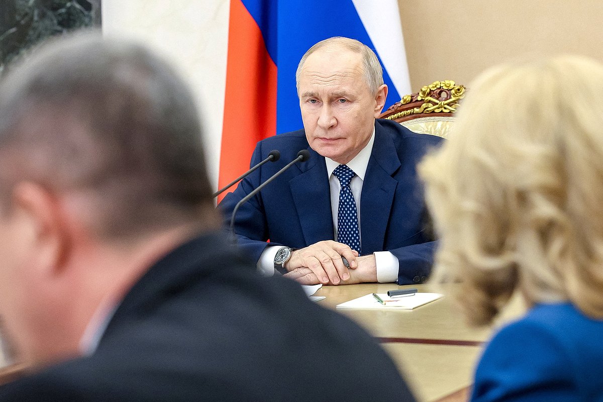 Президент России Владимир Путин проводит в Кремле совещание о мерах поддержки родственников погибших и пострадавших в результате украинской атаки на колледж в Старобельске. Москва, Россия, 1 июня 2026 года