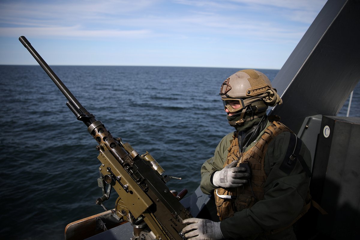 Военнослужащий Военно-морских сил Норвегии на борту корвета Skjold во время учений Baltops 22 в Балтийском море, 6 июня 2022 года