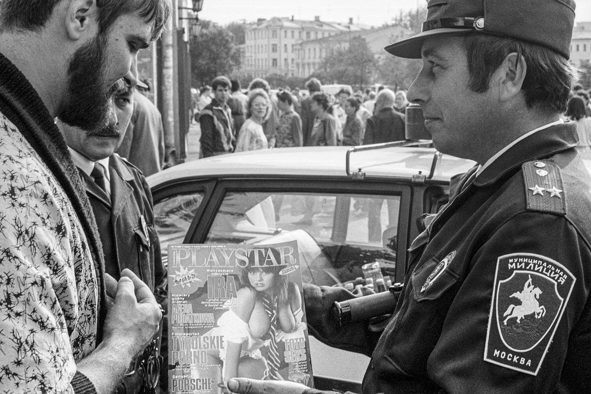 Сотрудник милиции во время задержания торговца запрещенными печатными порнографическими изданиями. Москва. 1 сентября 1992 года. 