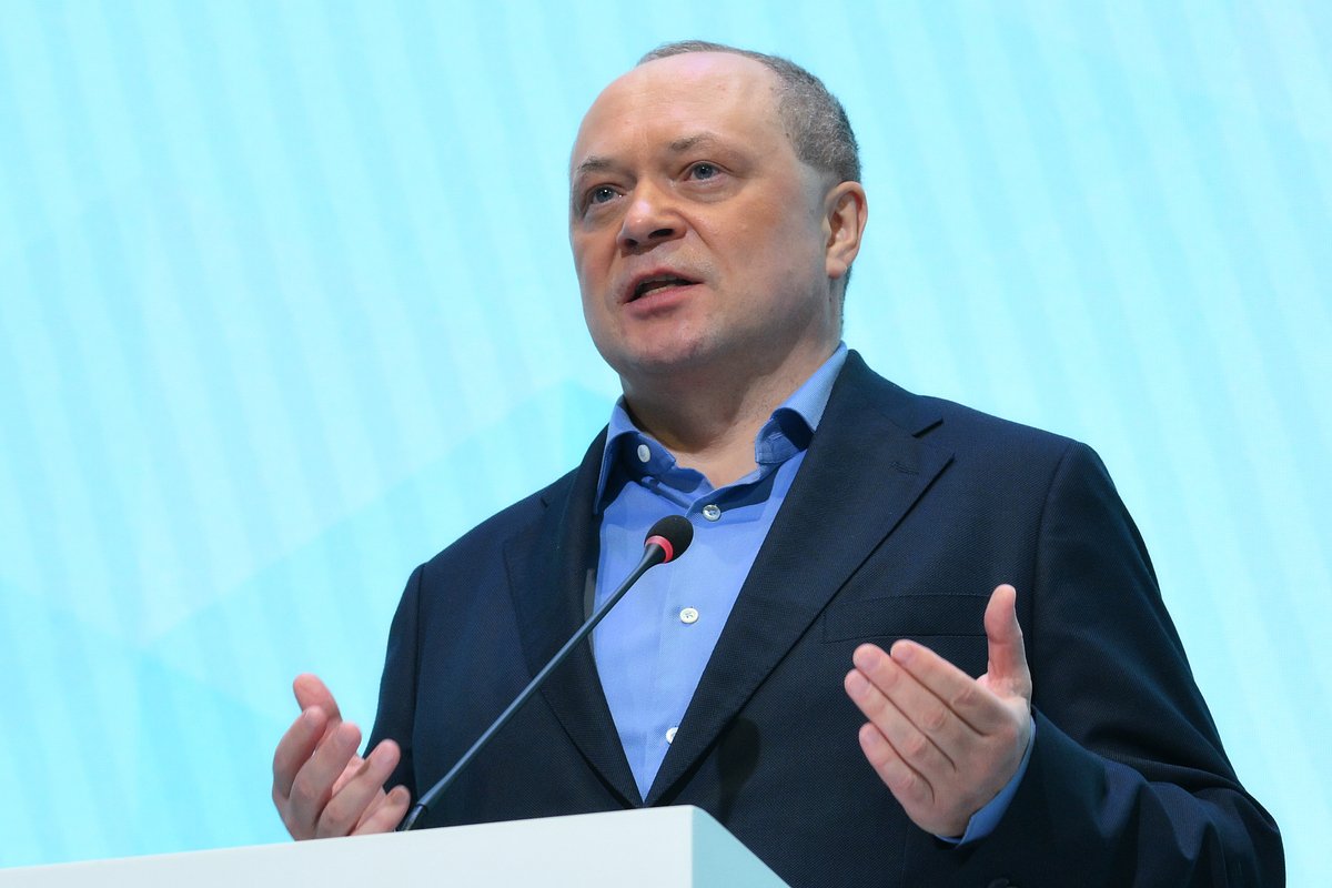 Президент Фонда развития гражданского общества (ФоРГО) Константин Костин выступает на всероссийском форуме поддержки гражданских инициатив сторонников партии 