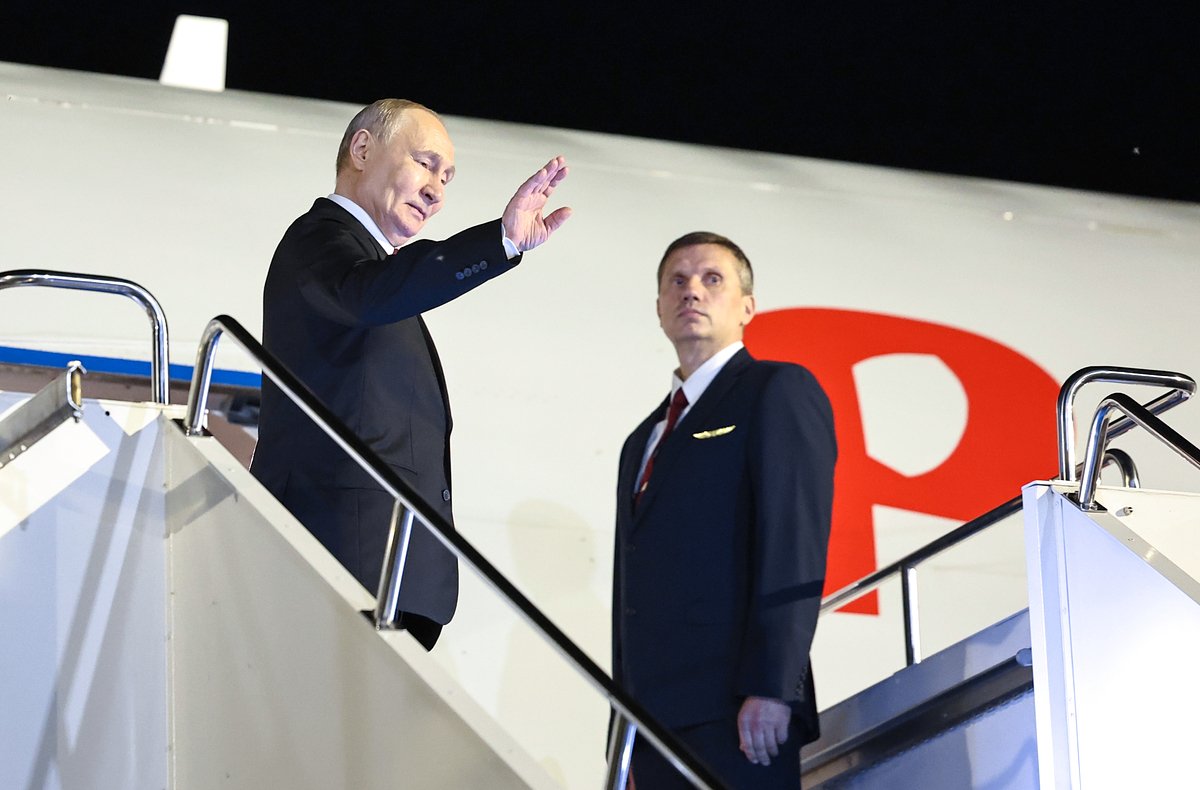 29 мая 2026. Президент РФ Владимир Путин в международном аэропорту имени Нурсултана Назарбаева в Астане перед вылетом в Россию.