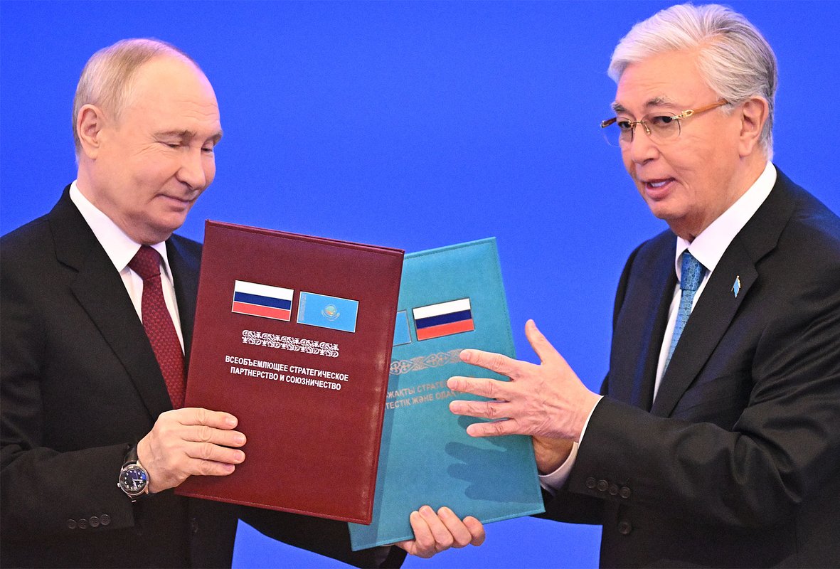 28 мая 2026. Президент РФ Владимир Путин и президент Казахстана Касым-Жомарт Токаев во Дворце Независимости в Астане на церемонии подписания документов о сотрудничестве.